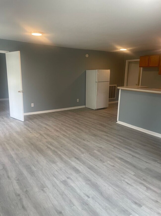 Building Photo - Knoxville 37920 - 3 bedroom, 1 bath home - Contact Lisa Vineyard & Shannon Russell (865)216-9334