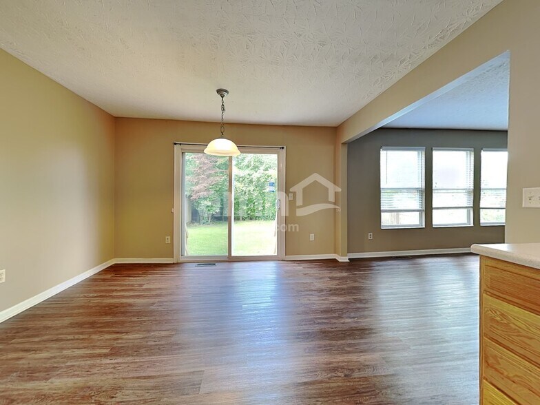 Building Photo - 5557 Windsor Ct