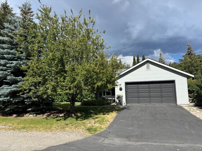 Building Photo - 3 Bed, 2 Bath Single Family Home in Hailey...