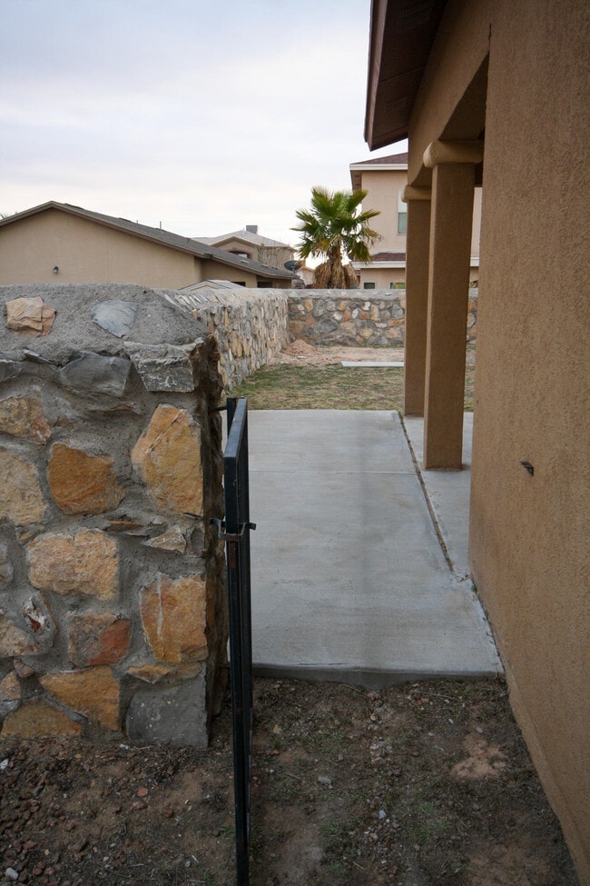 Building Photo - 5806 Redstone Rim Dr