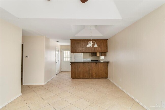 Building Photo - 13 Lacywood