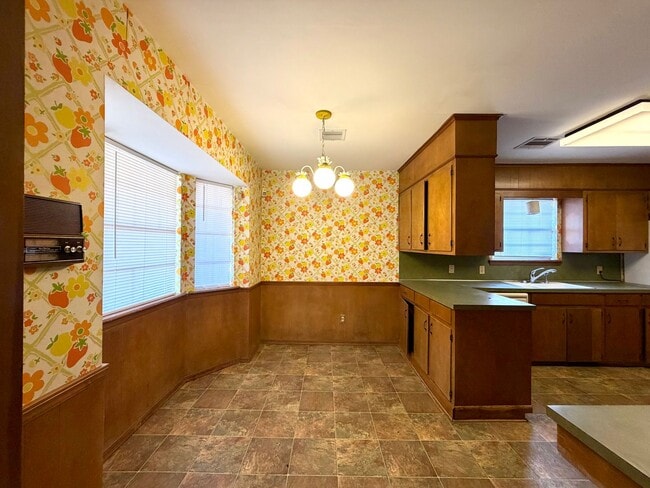 Building Photo - Impressive 5 Bedrooms & 3 full Bathroom Home