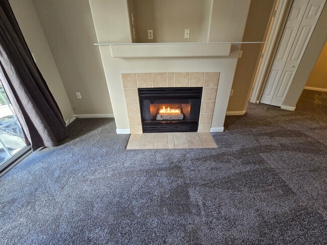 Building Photo - Fresh 2 bedroom, 2 bathroom condo located in Meadows on the Parkway in the heart of Boulder.