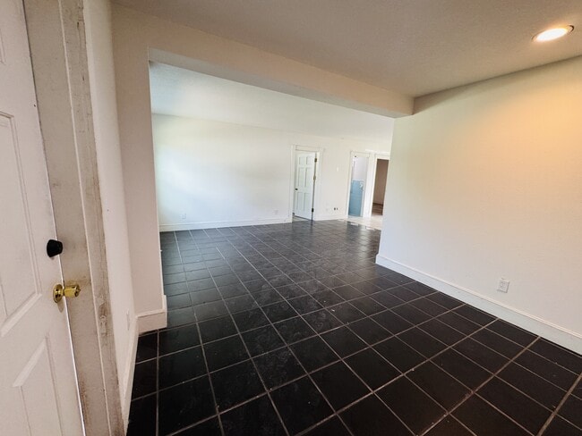 Building Photo - 209 E Main St