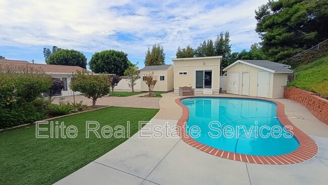 Building Photo - 255 Camino Del Cerro Grande
