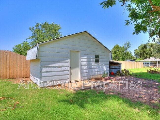 Building Photo - 3121 Lakeside Dr