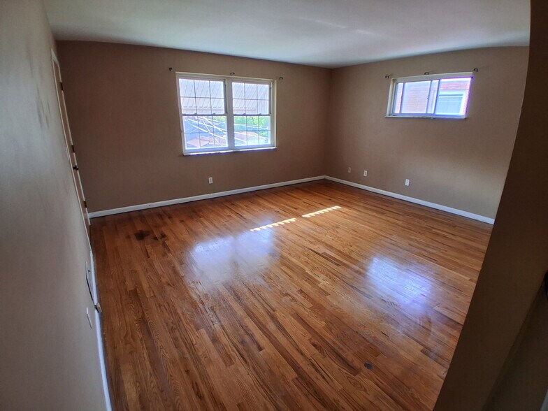 Building Photo - 556 Rosemont Ave