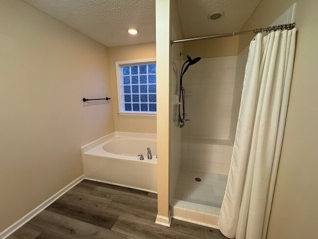 Building Photo - 3 Bedroom |  2.5 Bathroom Raleigh Home wit...