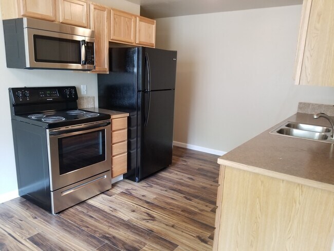 Building Photo - Spacious & Updated 3-Bed, 2-Bath Duplex in...