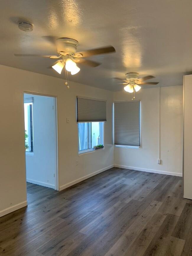 Building Photo - 732 Ventura Place, Unit 7