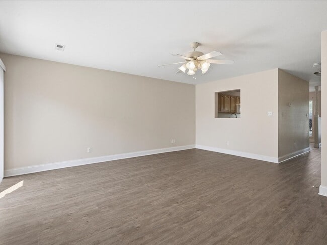 Building Photo - City of Maryville 37801 - Beautifully Updated 2-Bedroom, 2.5-Bath Townhome. Contact Vicki Everbac...