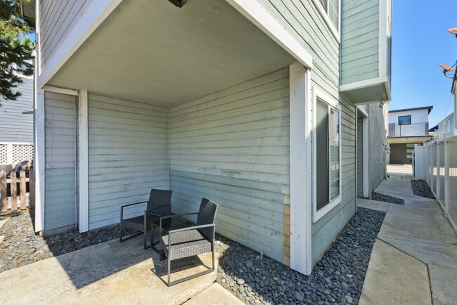 Building Photo - 9-MONTH FURNISHED WINTER RENTAL MID SEPT 2026 THROUGH MID JUNE 2027 **3-car parking**