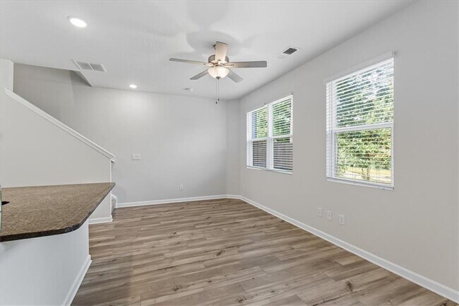 Building Photo - 2832 Saratoga Lake View