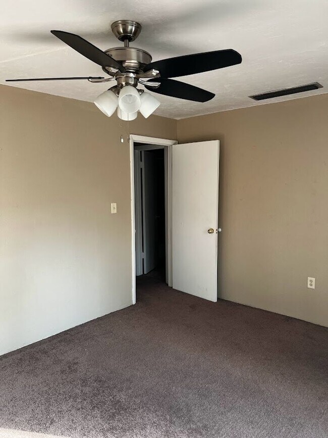 Building Photo - Spacious 1,226 SF Unit - 2 bd / 2 ba near ...