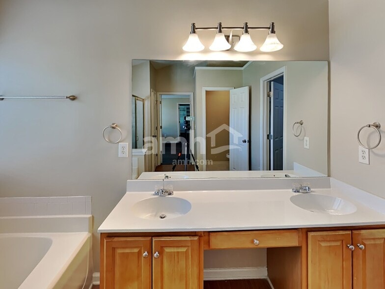 Building Photo - 2923 Villa Lake Dr