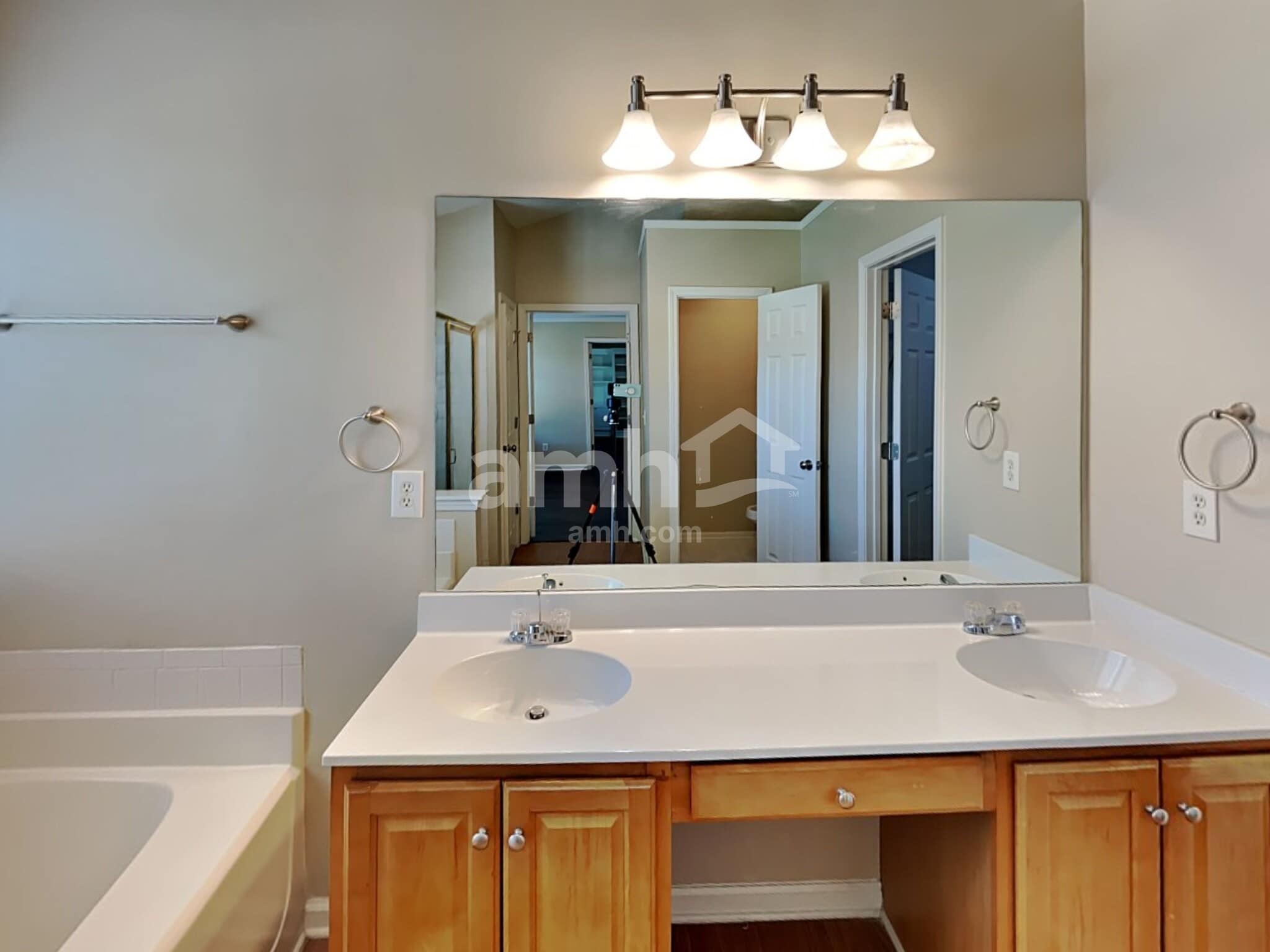 Building Photo - 2923 Villa Lake Dr