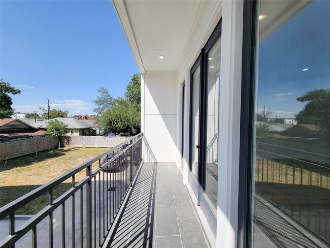 Building Photo - 905 Quitman St