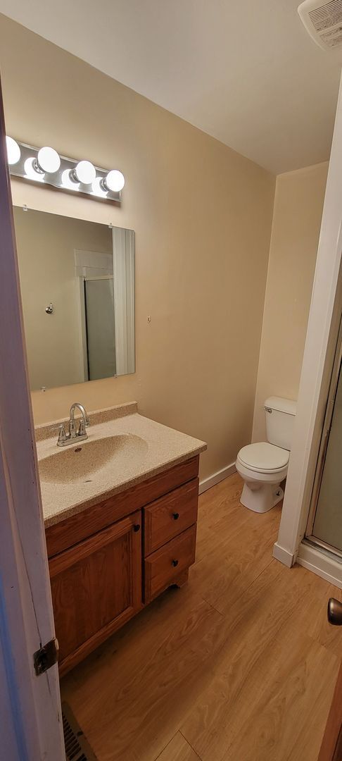 Building Photo - 2 Bedroom 1 Bath