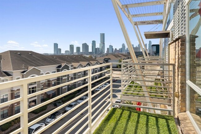 Building Photo - 2124 E 6th St