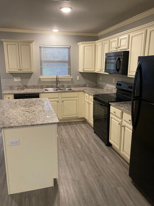 Building Photo - NOW PRE-LEASING Adorable 3 bedroom 3.5 bath unit!!!