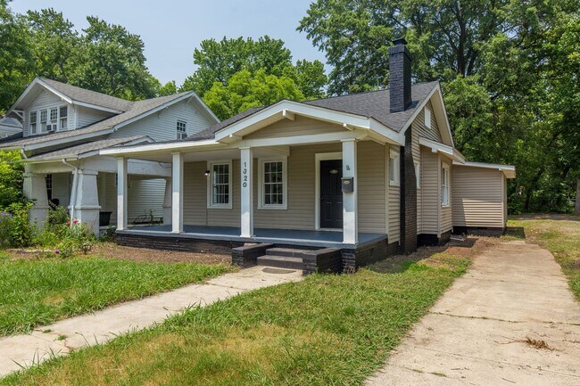 Building Photo - 1320 W Friendly Ave
