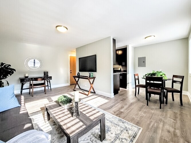 Building Photo - 525 W Surf St