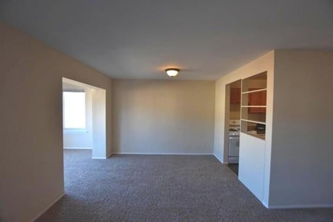 Building Photo - SUNNY & SPACIOUS 2 BR CONDO IS AVAILABLE IN COLLEGE PARK WALKING DISTANCE TO UMD