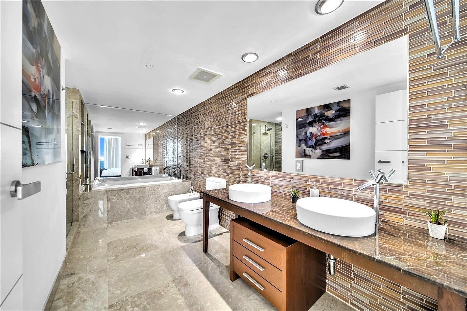 Building Photo - 495 Brickell Ave