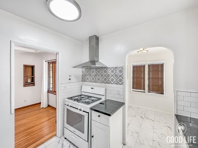 Building Photo - Beautiful 2B 1BA Home in University Height...