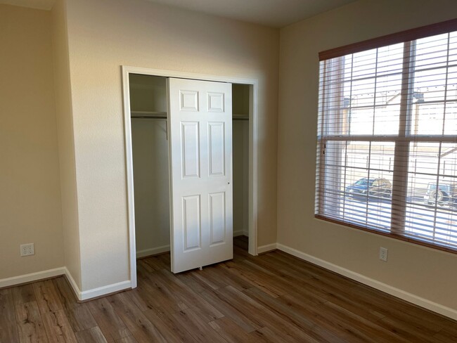 Building Photo - Updated 2 Bedroom Condo With Garage!