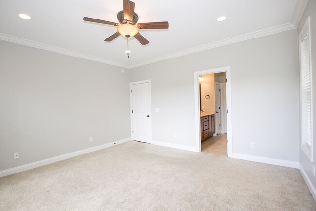 Building Photo - Woodlake Home