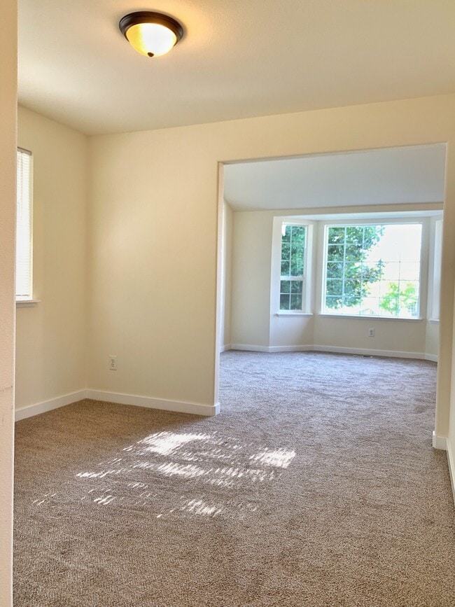 Building Photo - Bright and airy 4 bed!