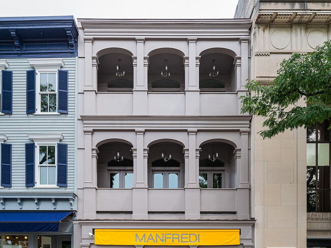 Building Photo - "Charming 2-Bed, 2-Bath Retreat in Prime Downtown Greenwich Location!"