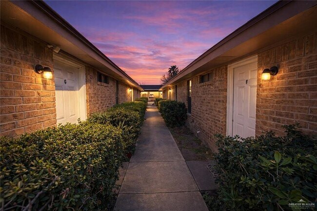Building Photo - 607 Gastel Cir
