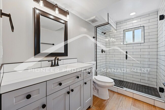 Building Photo - Spacious Duplex with Washer/Dryer and Cent...