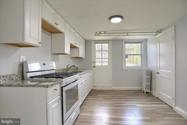 Building Photo - 1323 N Kenwood Ave