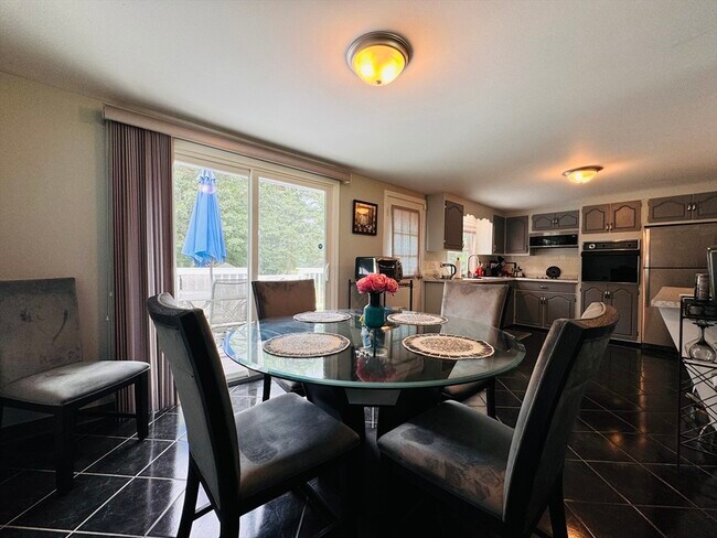 Building Photo - 18 Weaver St