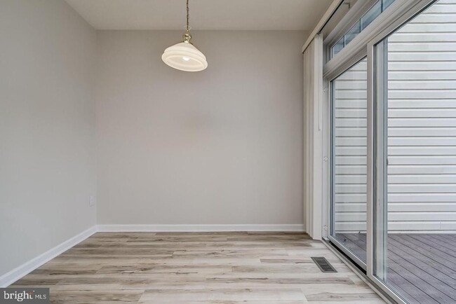 Building Photo - 1432 Pangbourne Way