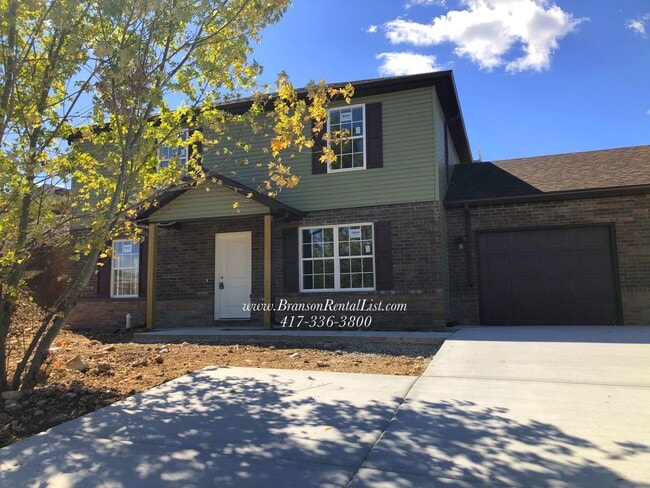 Building Photo - 3BR Townhouse near Holiday Hills