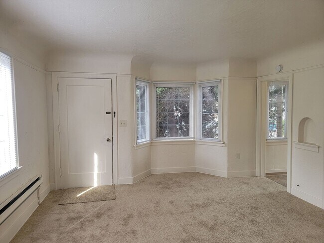 Building Photo - 1 Bedroom 1 Bath Townhome close to University Village!