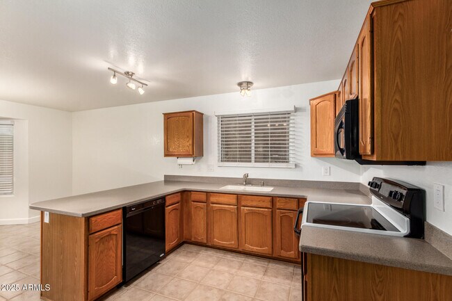 Building Photo - 2901 E Woodland Dr