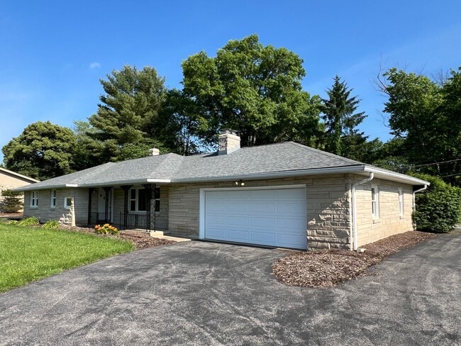 Building Photo - Home with Paradise Setting in Backyard! Available July 2026!! $2,400 Monthly!