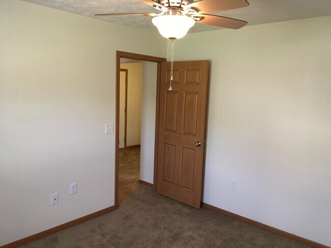 Building Photo - Laurel Creek Apts, 2225/2227 Shamrock Ln