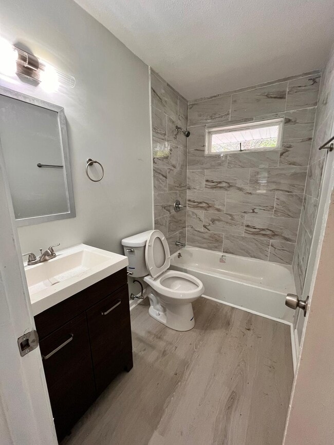 Building Photo - 962 Hanover Dr