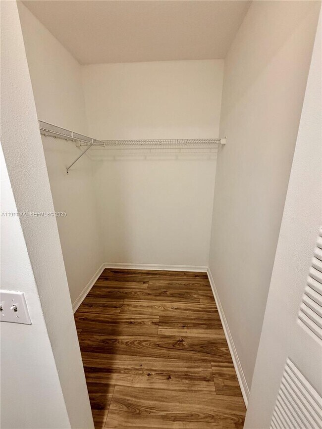 Building Photo - 1122 Villa Cir