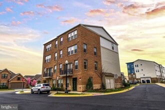 Building Photo - 4-Level Furnished townhome!