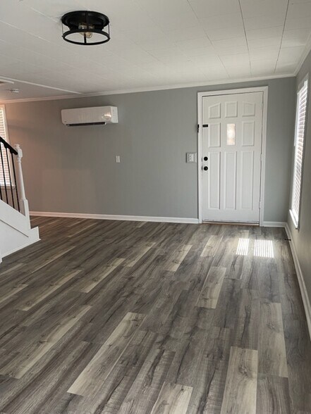 Building Photo - 605 N Adair Street Apt #5