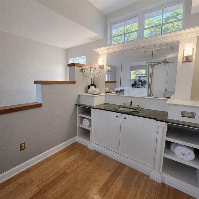 Building Photo - 205 25th Ave NE