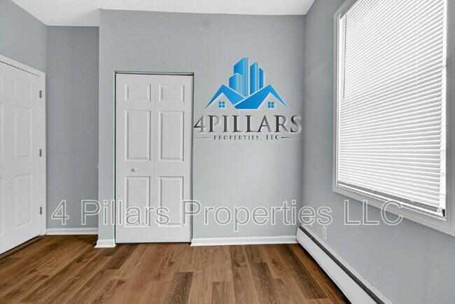 Building Photo - 803 E Chicago Ave