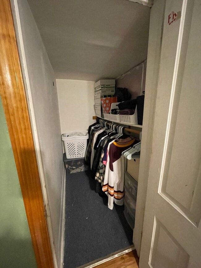 Building Photo - AVAILABLE JUNE 1st - 5 Bed, 2 Bath Home w/ Huge Enclosed Porch!